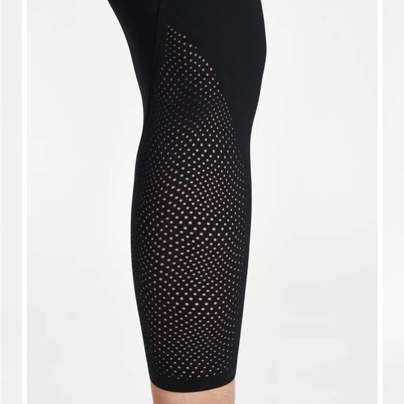 NWT SPANX laser wave 7/8 legging in black. Size Small - Picture 4 of 6